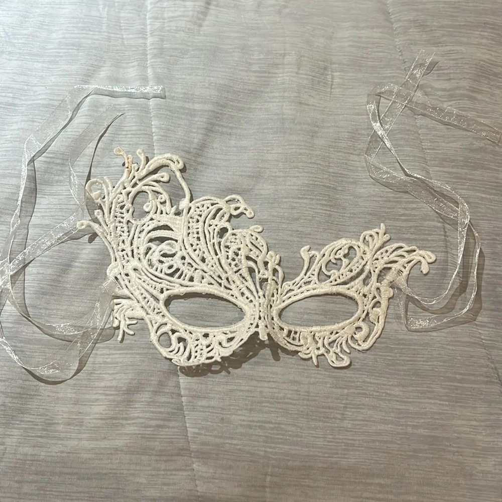 Sexy lace masquerade mask NWT